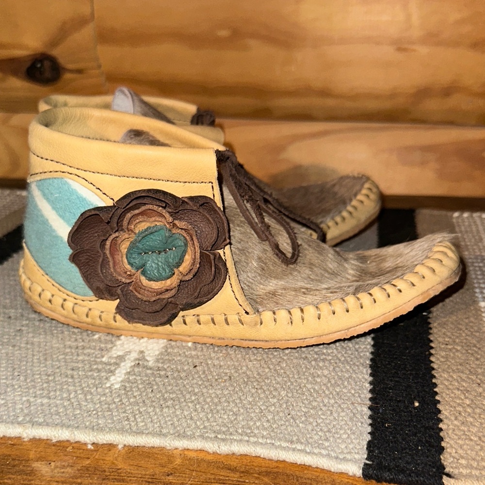 Women's Floral Moccasins in Tan and Teal - Picture 4 of 8